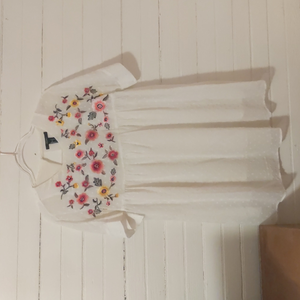 Forever 21 boho White dress with floral print embroidered size small